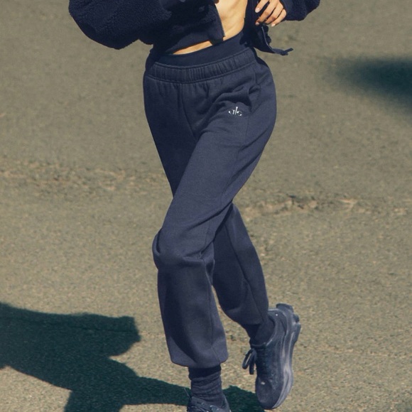 Alo Yoga Accolade Sweatpant - Picture 2 of 5